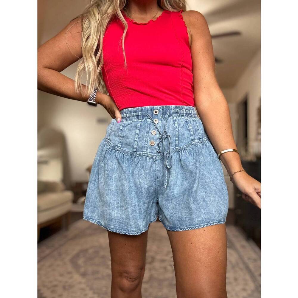 NEW VERY J weekend days chambray flare shorts in medium wash